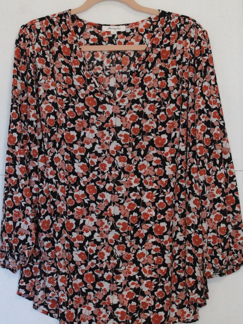 Monday Fun Womens Size 2X Floral Long Sleeve Blouse Gathered at the Shoulders